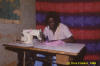 Kleermaker: foto van een kleermaker die een jurk naait.