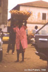 Brood, foto van vrouw met mand met stokbroden op haar hoofd