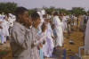 Bidden: foto van biddende mannen.