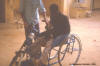 Lamme: foto van invalide persoon in een driewieler.