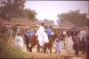 Paard: foto van een man op een paard bij een dorpsmarkt.