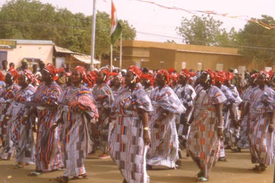 Groep Djerma vrouwen in traditionale kleding