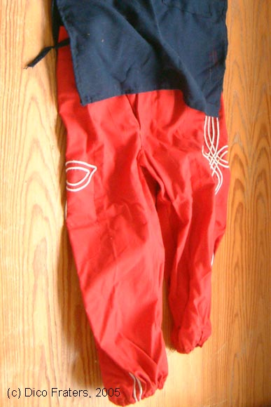 red trousers / rode broek